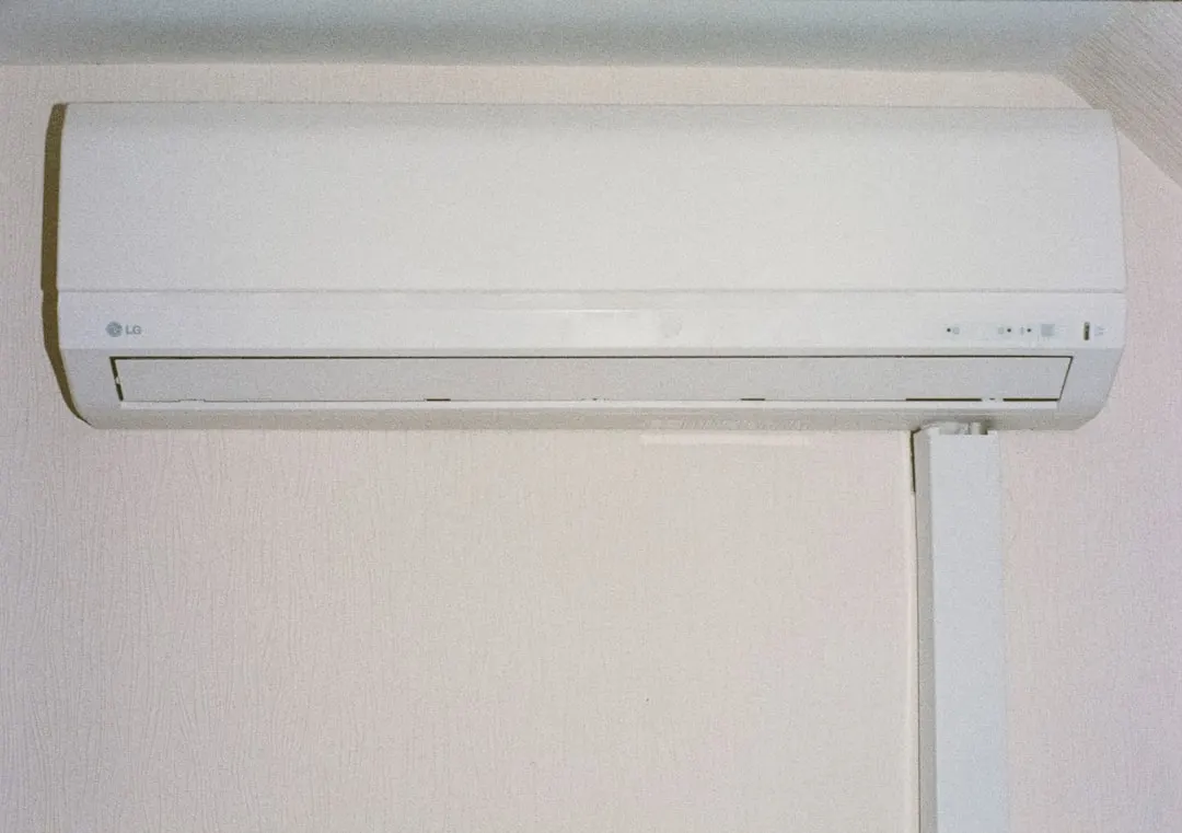 Wall-mounted ductless mini-split indoor unit in a Tampa living room
